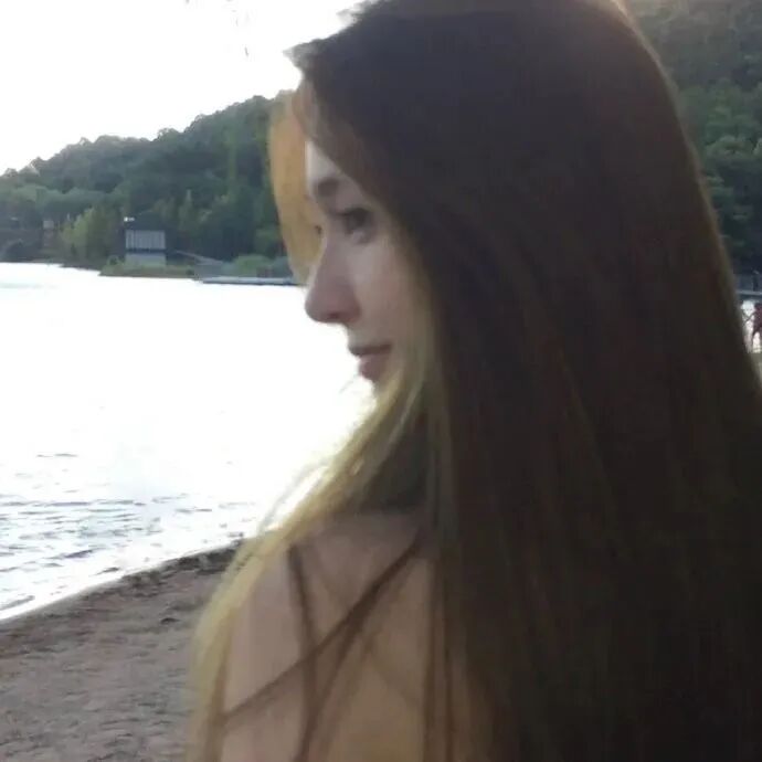 温柔侧脸女生头像