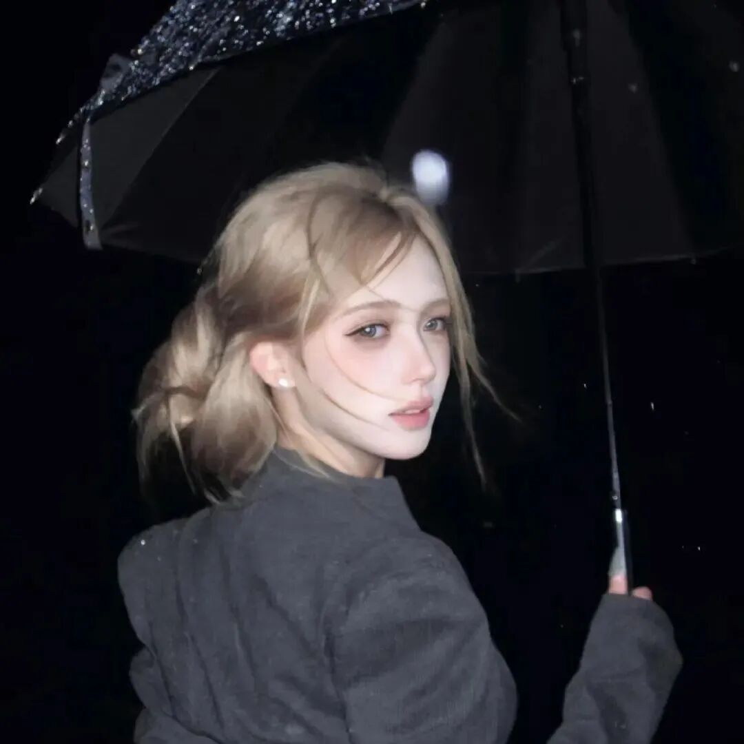撑伞气质女生头像