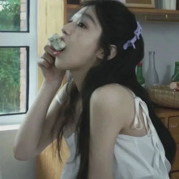 侧脸小众女生头像
