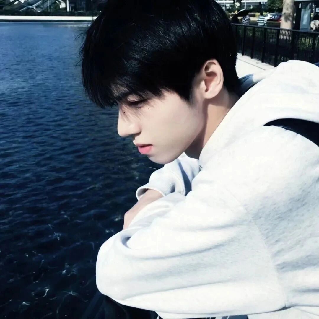 帅气侧脸男生头像