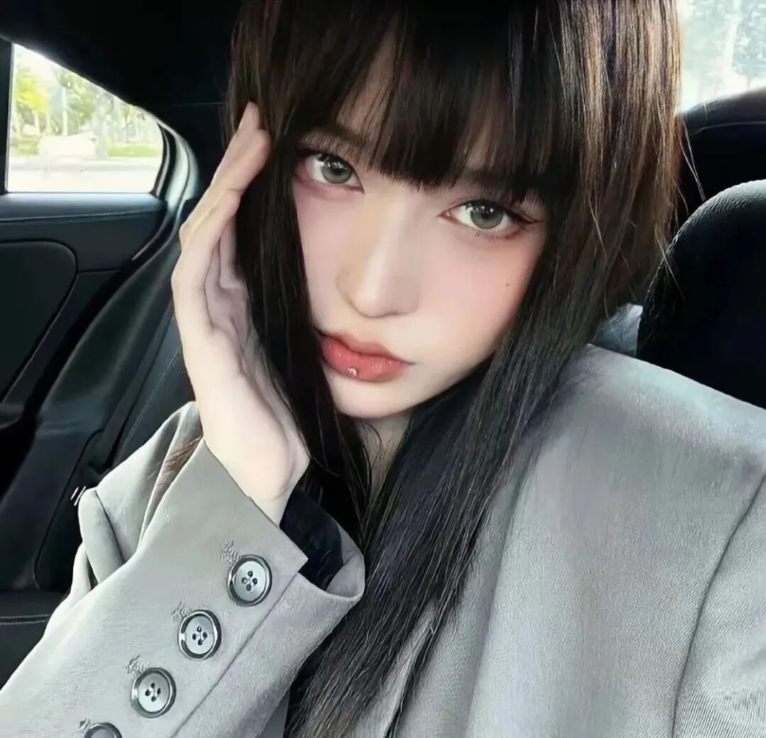 车内纯欲女生头像