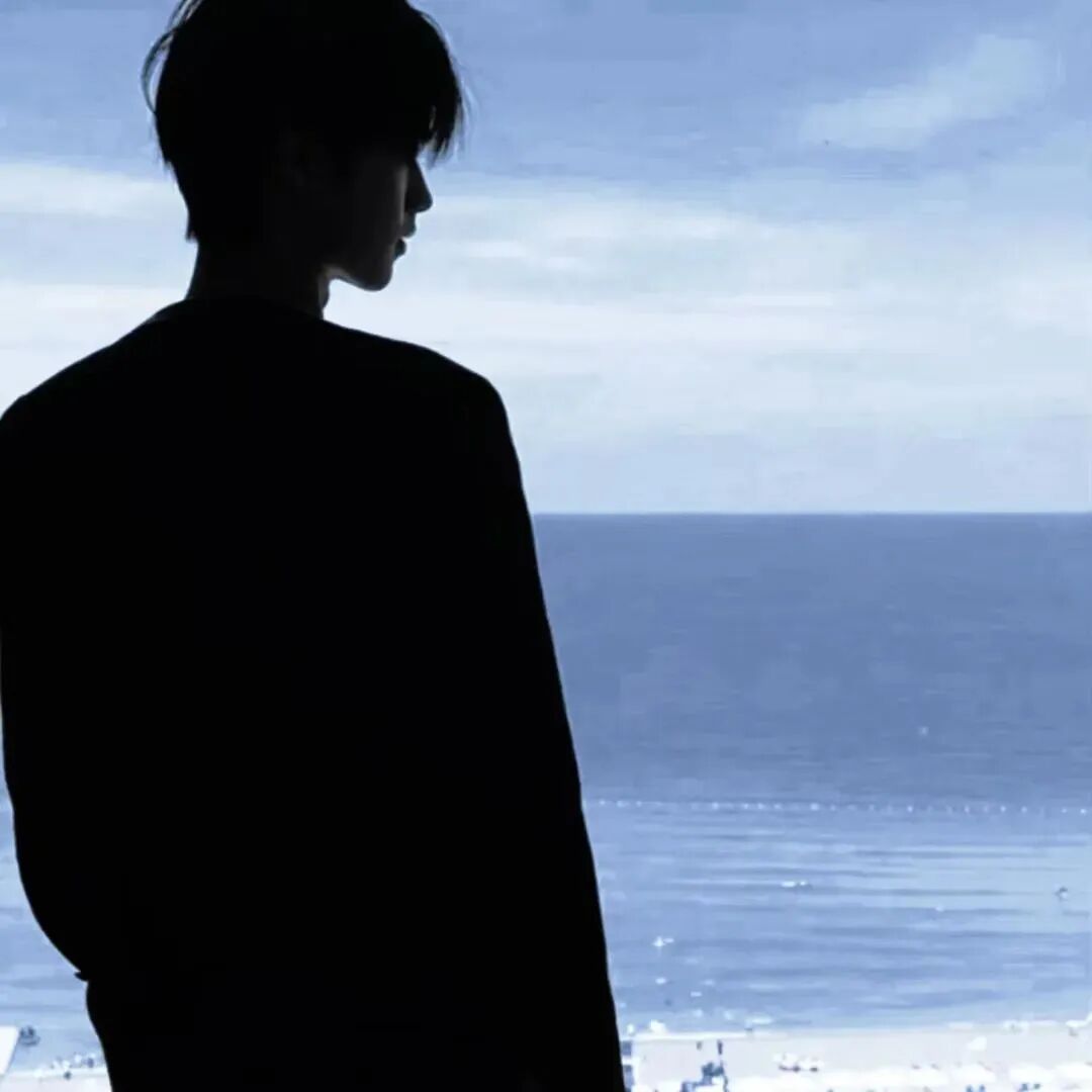 海边帅气侧脸男生头像