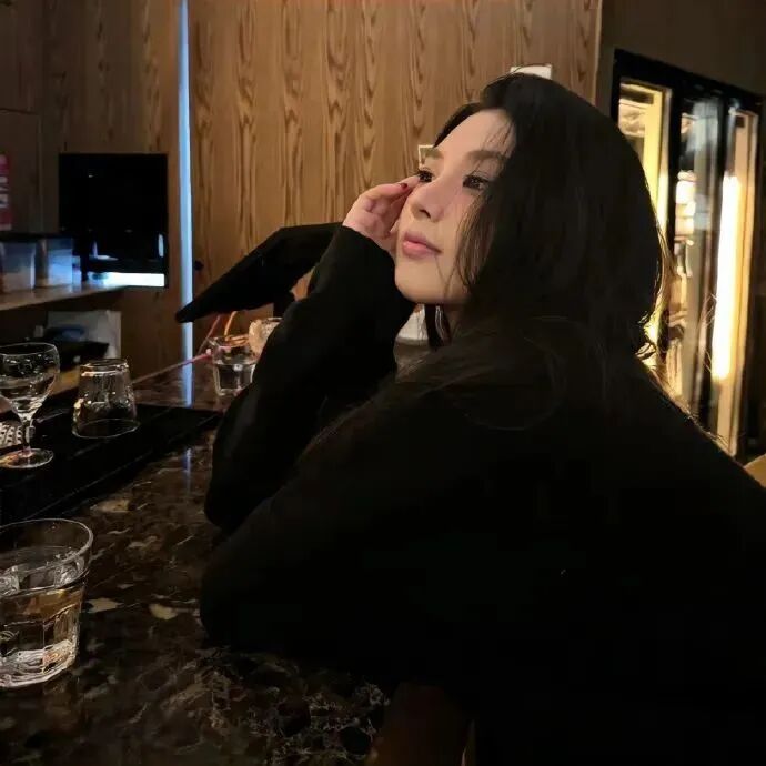 气质侧脸女生头像