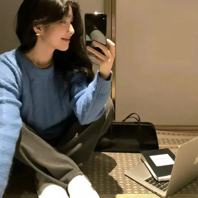 气质自拍手机侧脸女生头像