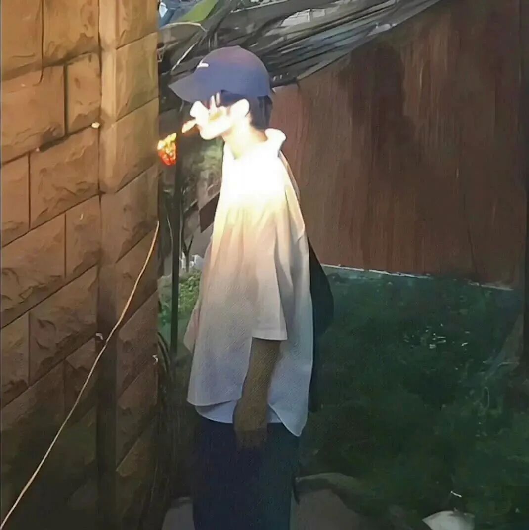光感侧脸男生头像