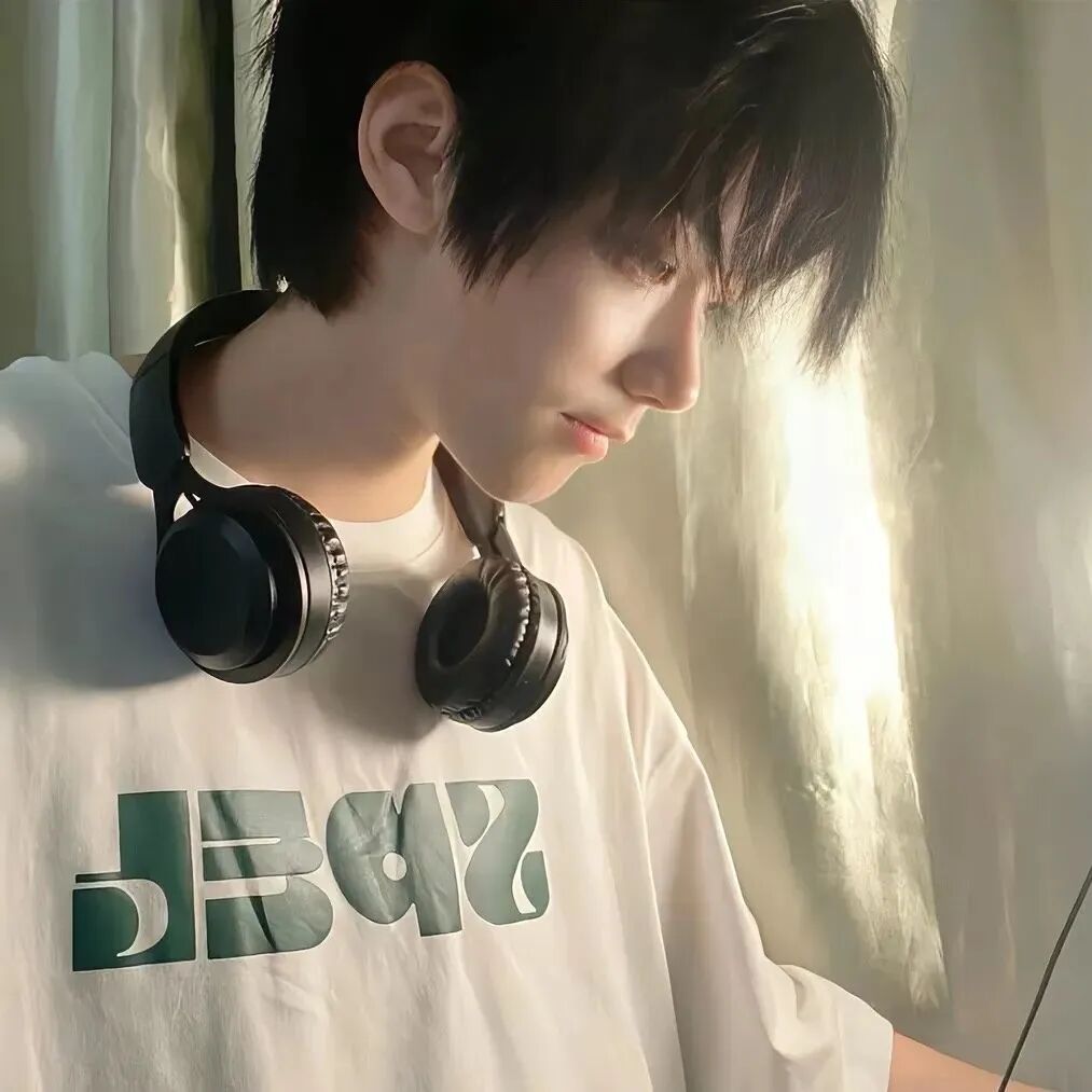 戴耳机侧脸小众男生头像
