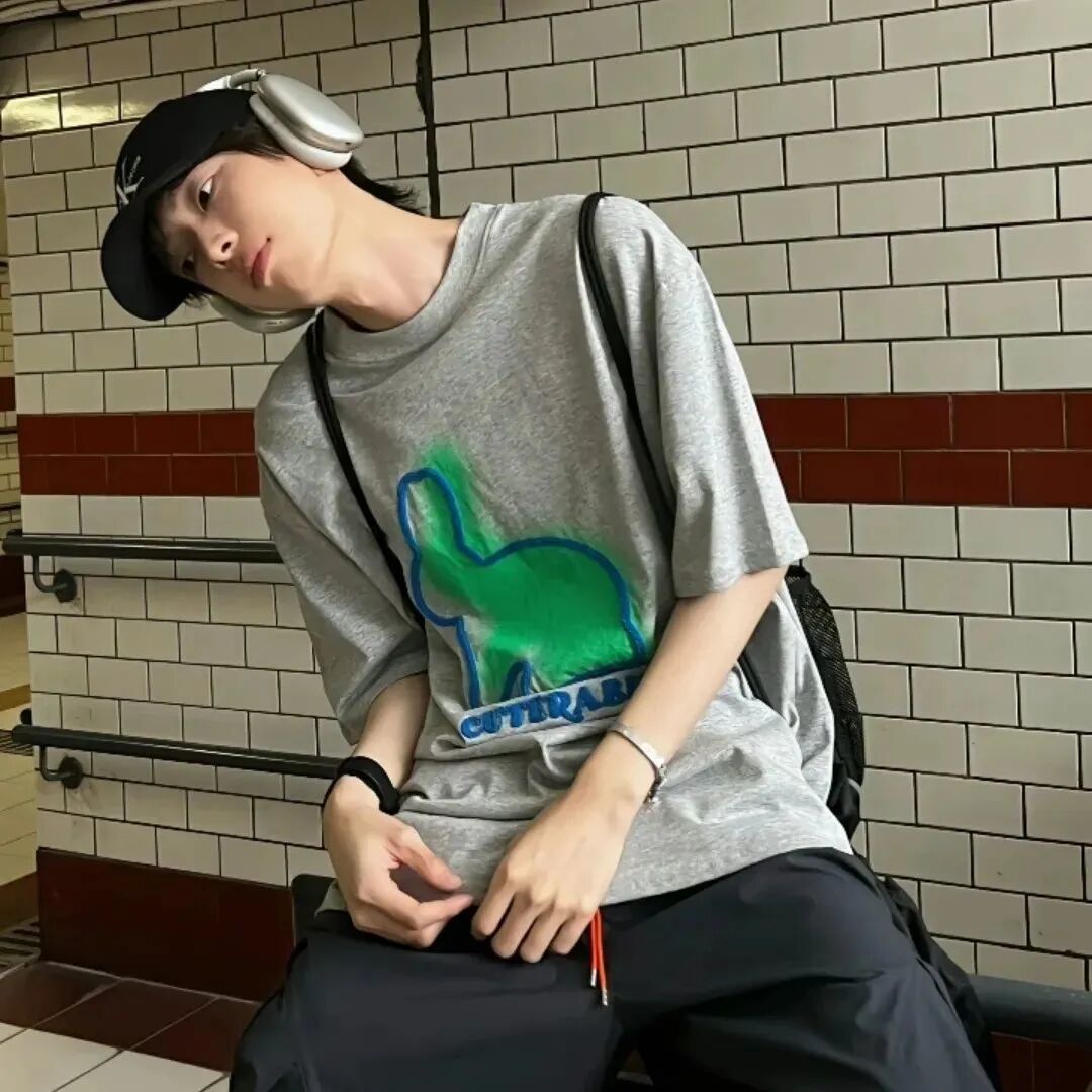 戴耳机潮流男生头像