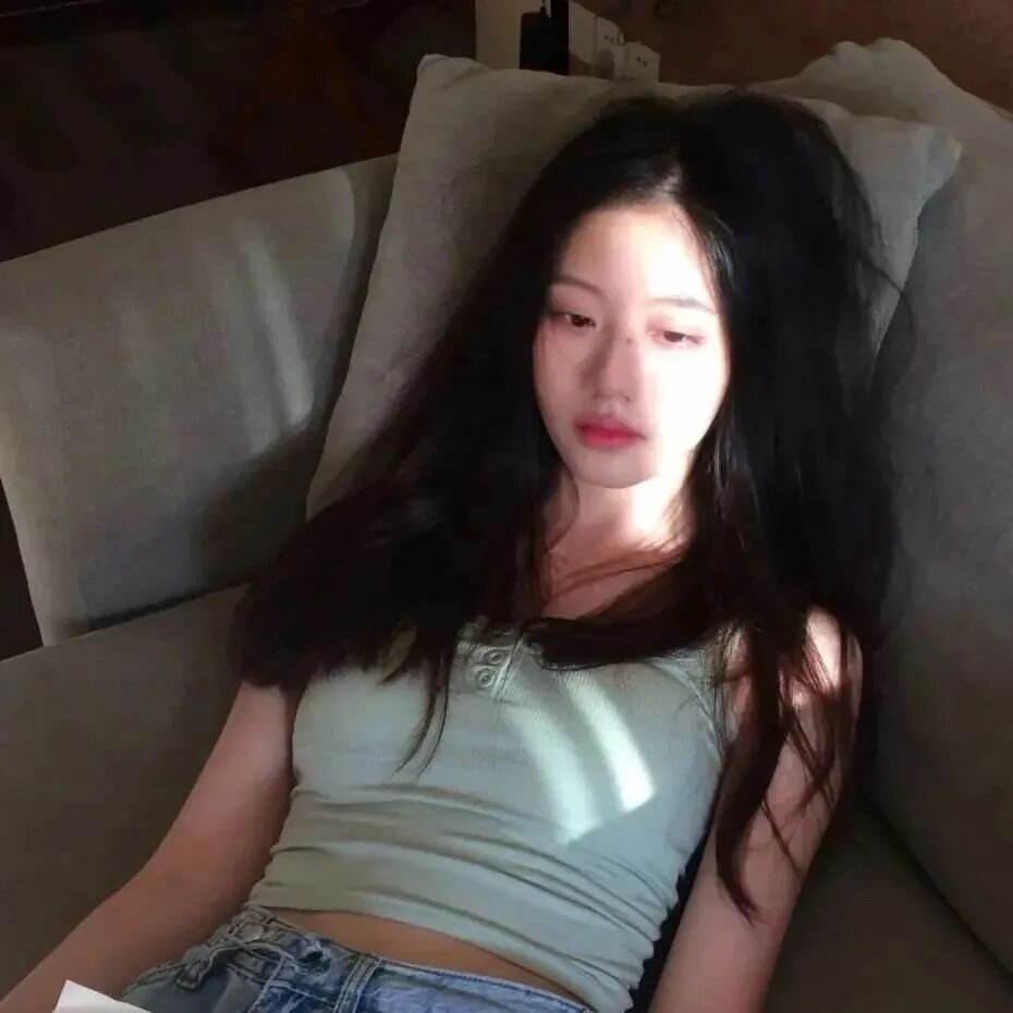 躺着光感女生头像
