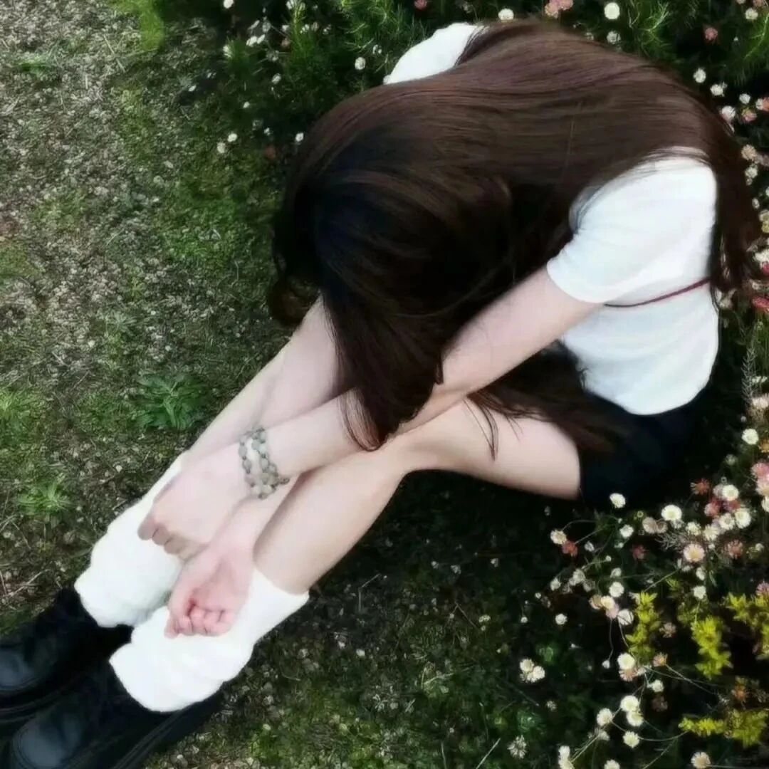 蹲着伤感女生头像