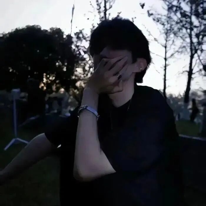 捂嘴痞帅男生头像