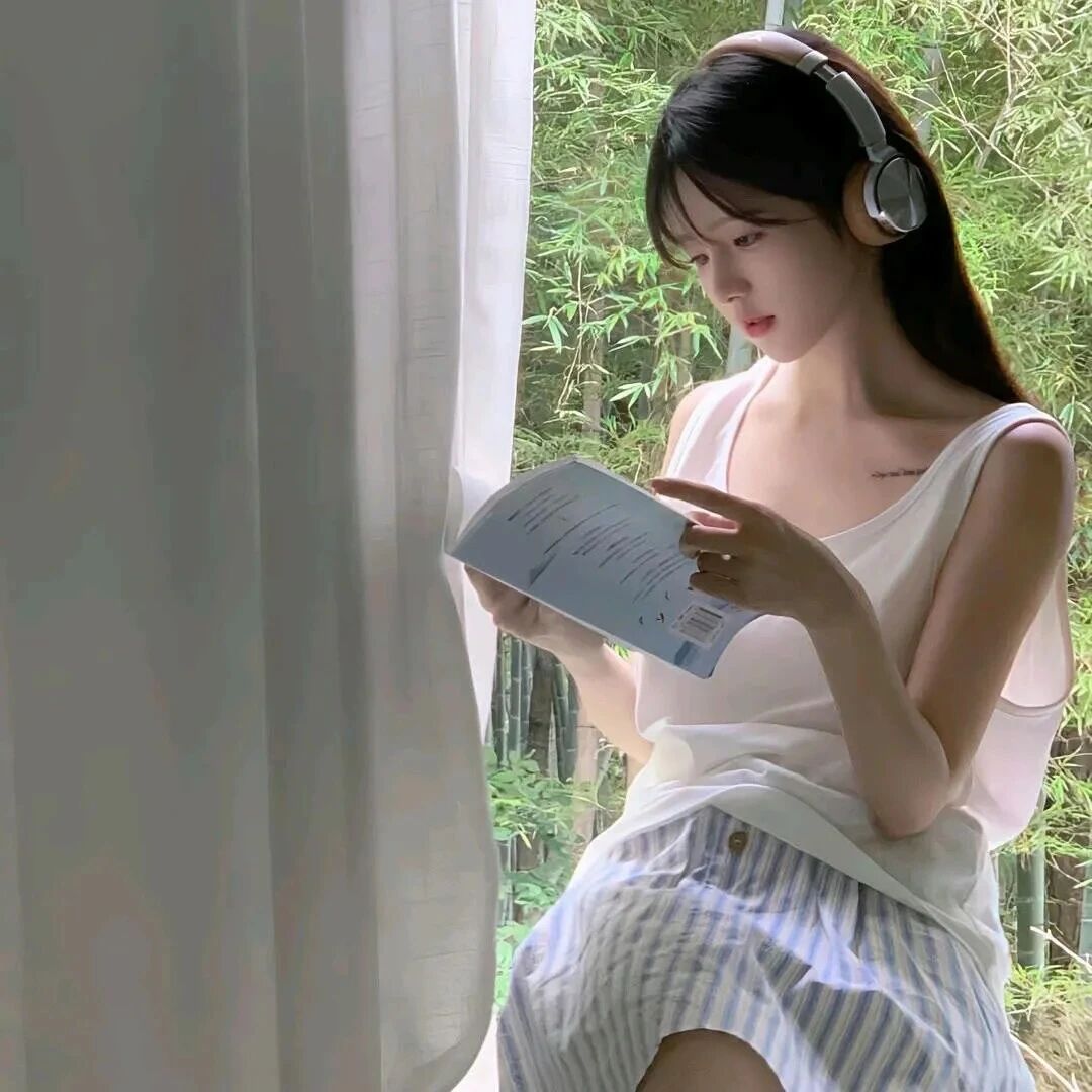 戴耳机看书温柔女生头像