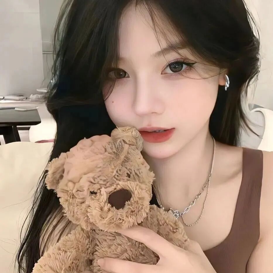 抱着玩偶小众女生头像