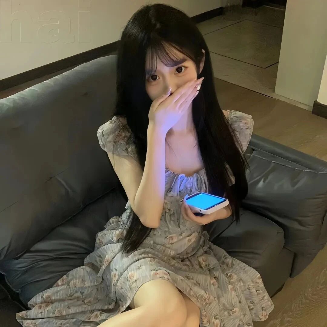 捂嘴纯欲女生头像
