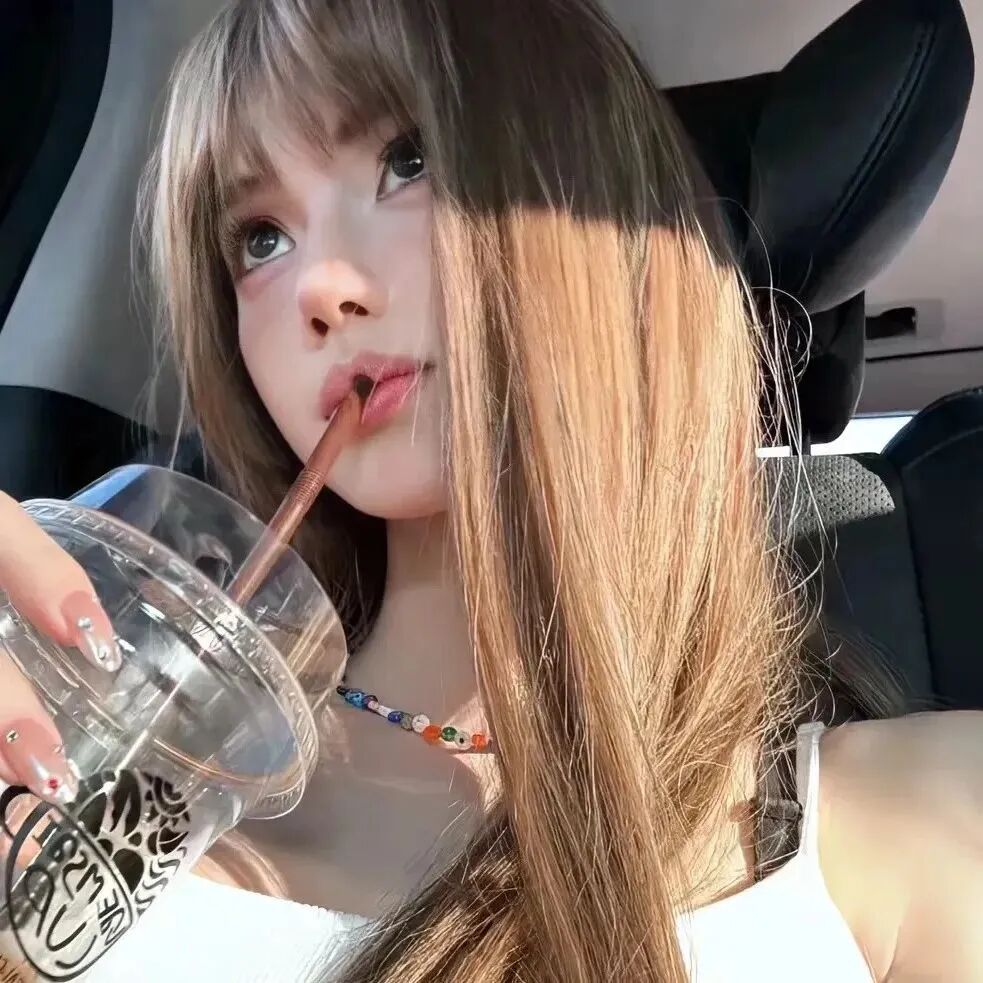 车内喝咖啡小众女生头像