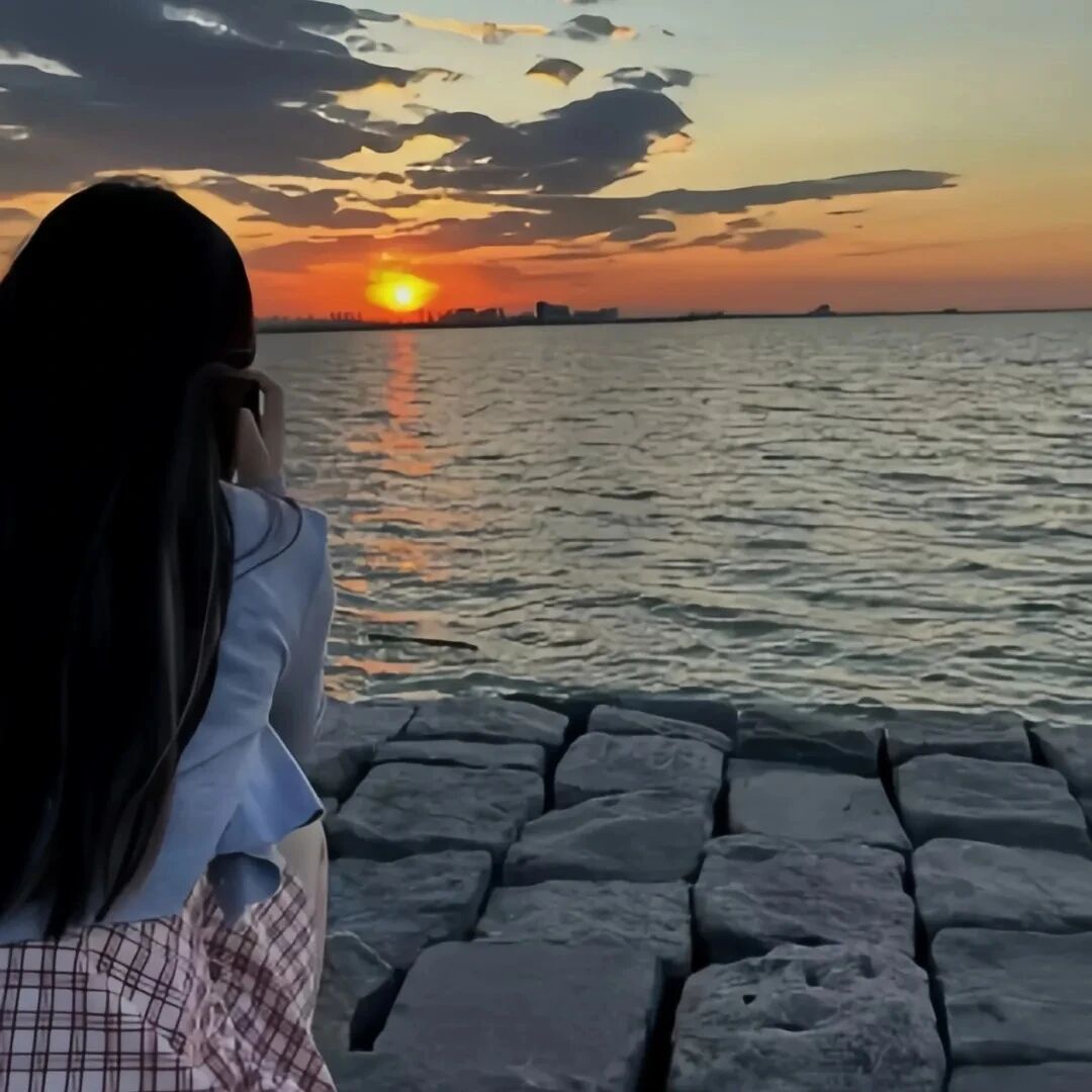 海边日落氛围感不露脸女生头像