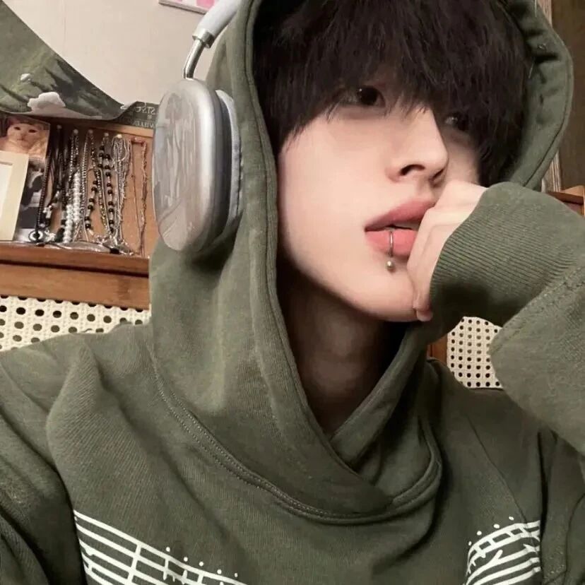 戴耳机个性男生头像