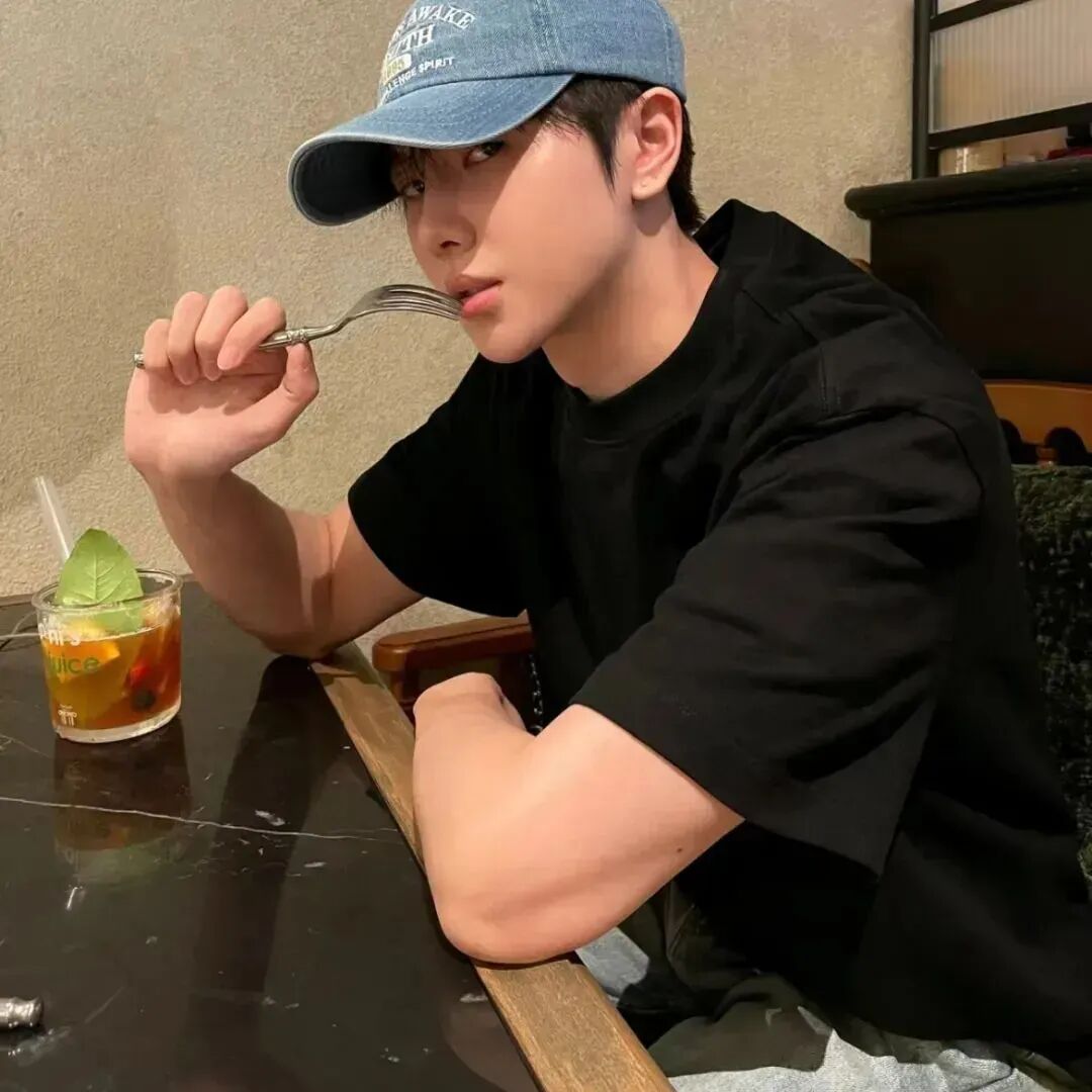 吃东西小众男生头像