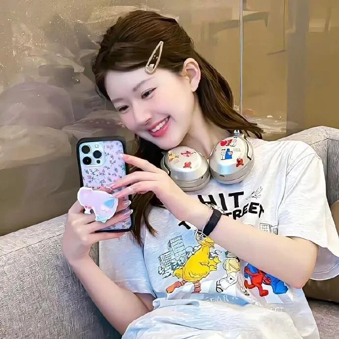 赵露思爱豆自拍手机女生头像