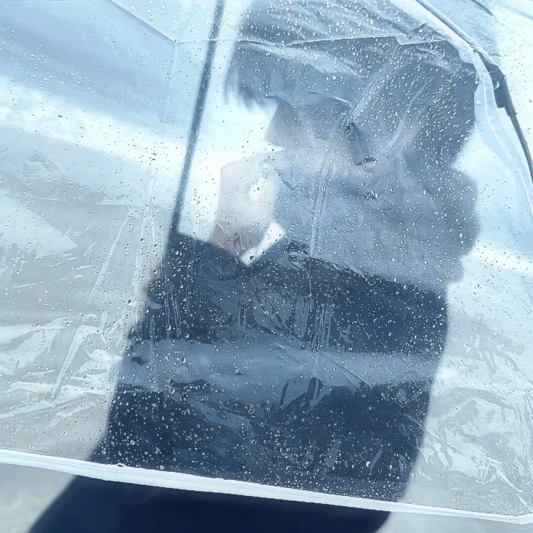 撑伞海边故事感侧脸男生头像