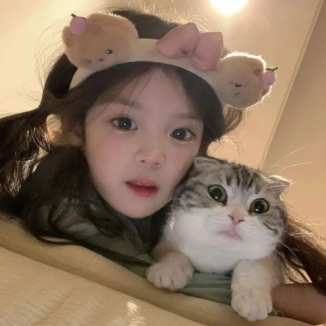 抱着猫咪小女孩萌娃头像