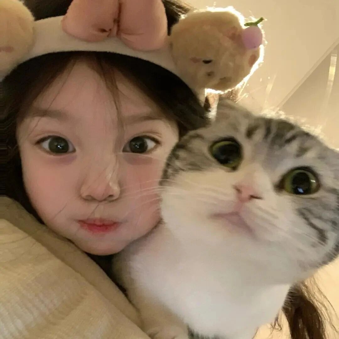 抱着猫咪小女孩萌娃头像