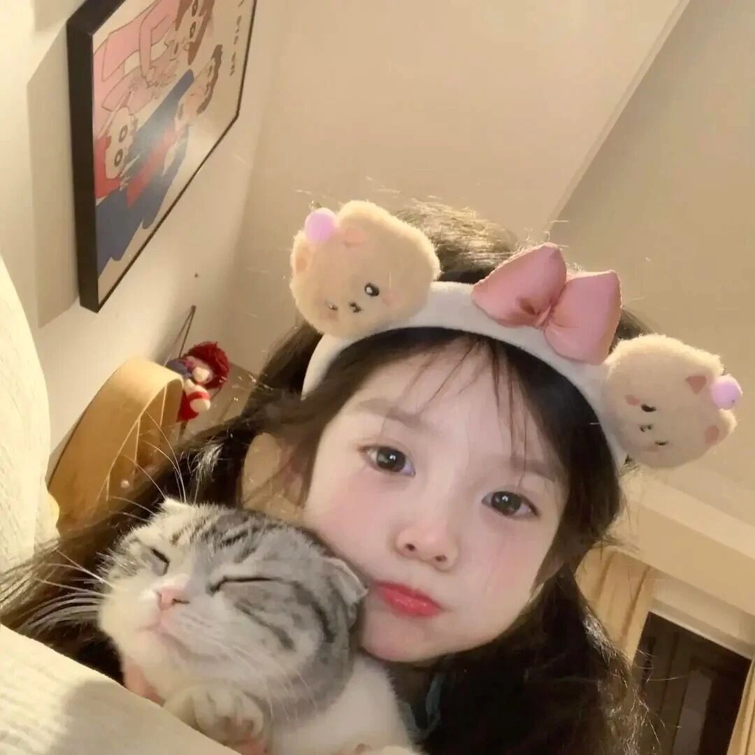 抱着猫咪小女孩萌娃头像