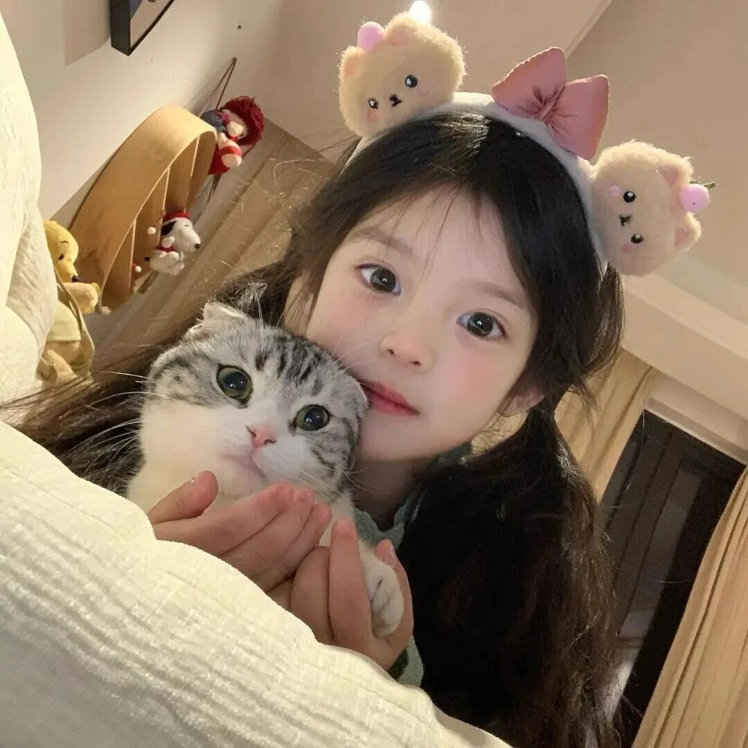 抱着猫咪小女孩萌娃头像