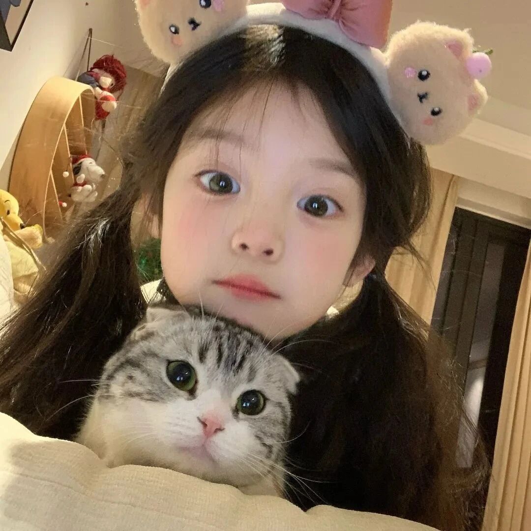 抱着猫咪小女孩萌娃头像