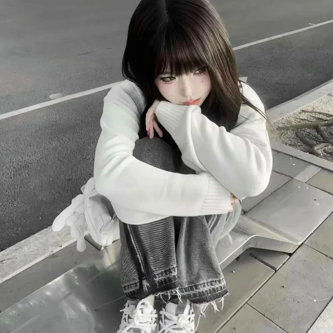 蹲着甜妹女生头像