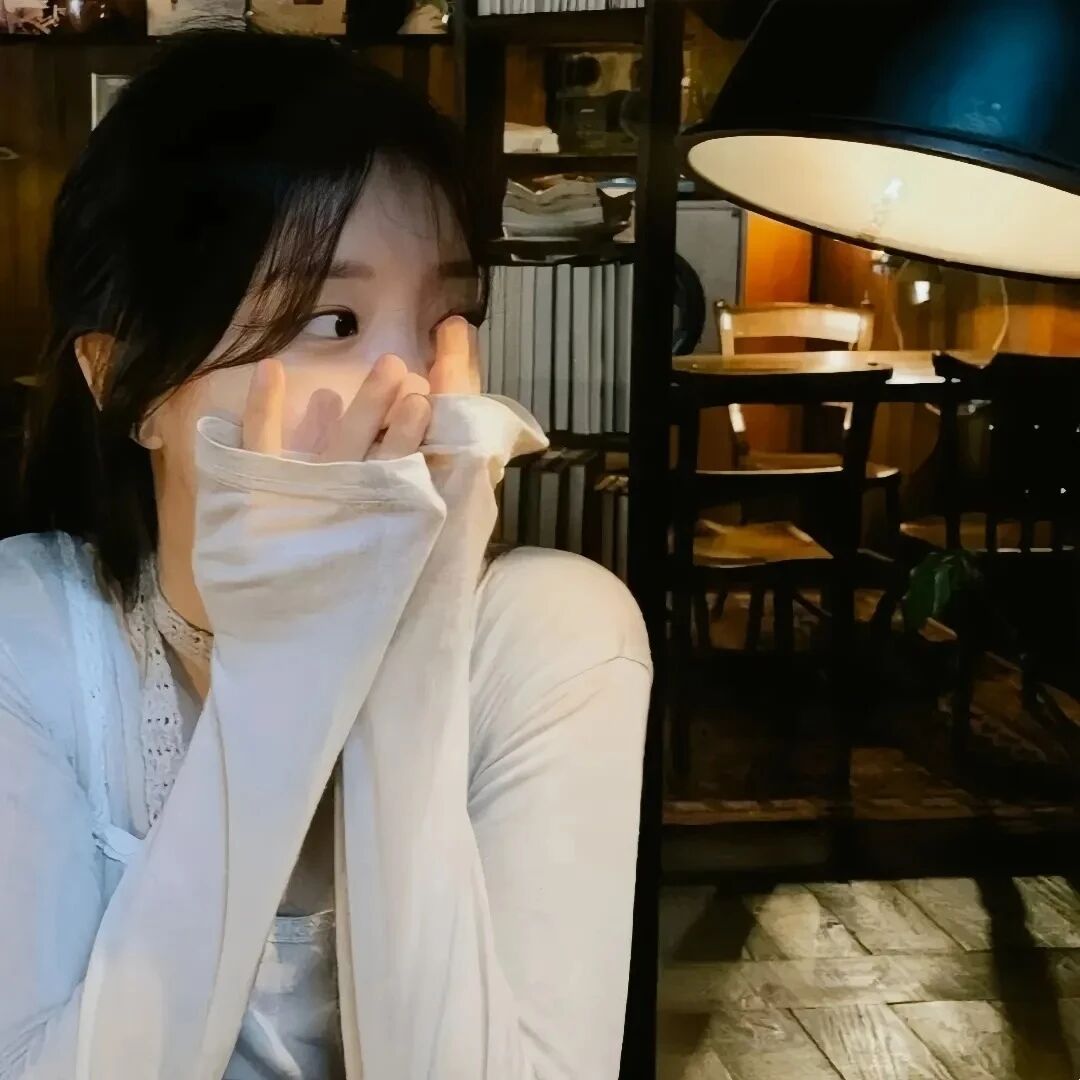 捂嘴温柔女生头像