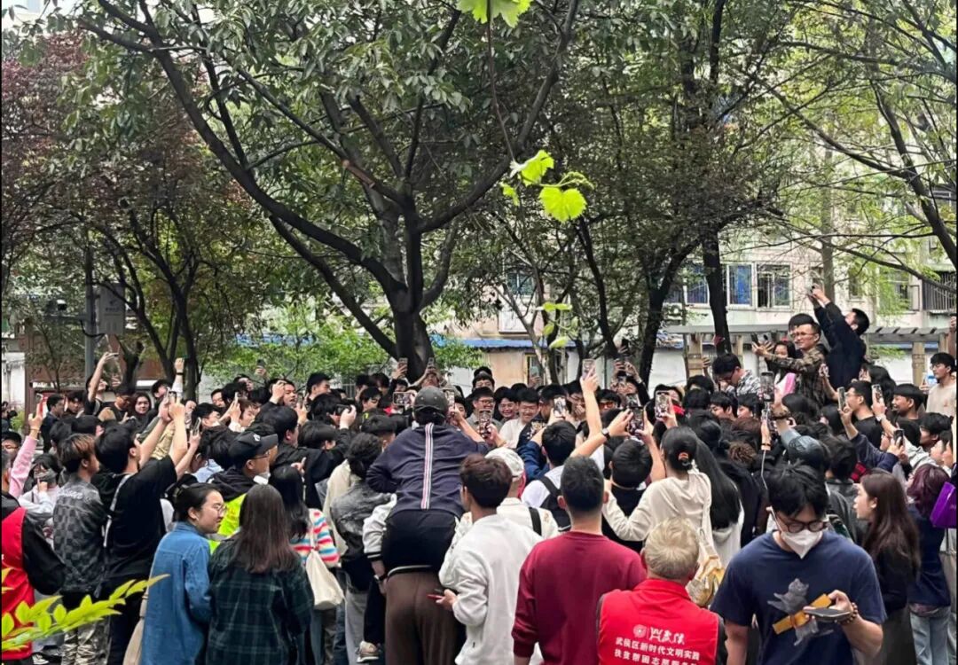 抽象到热搜第一成都迪士尼爆火无数人从早到晚排队打卡