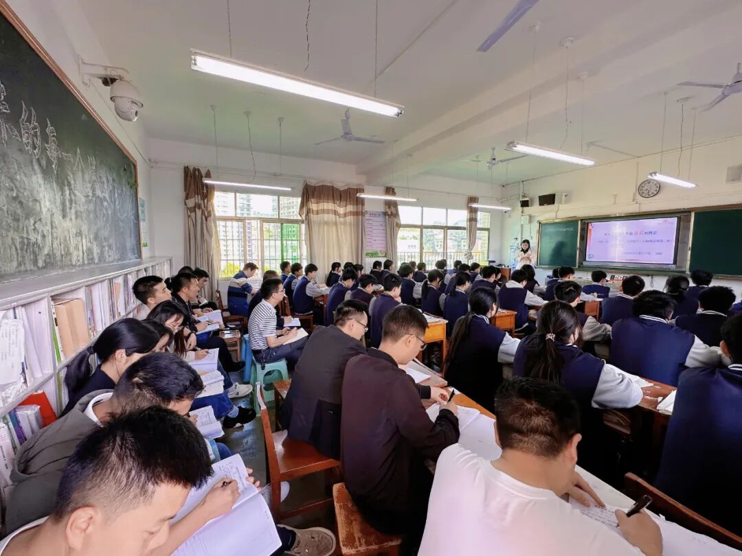 贵阳市教科所到息烽县乌江复旦学校(高中部)开展"四改四促"项目之课堂