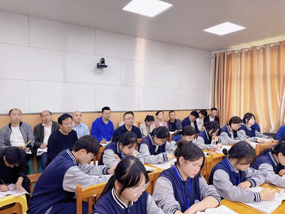 贵阳市教科所到息烽县乌江复旦学校(高中部)开展"四改四促"项目之课堂