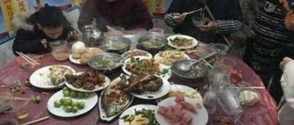 奶奶带孙子去吃酒席，吃完后被全村“拉黑”，村民：真没规矩