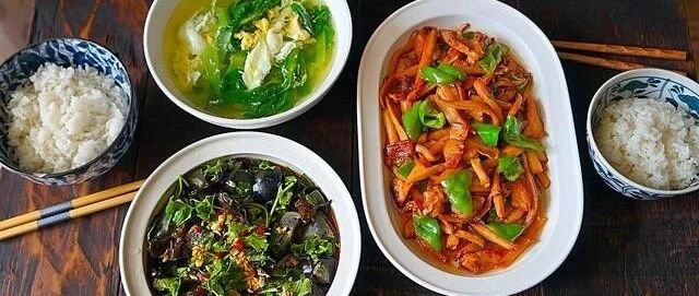 婆婆在朋友圈晒午餐，夸儿媳妇做的饭菜香又好看，网友：被馋到了