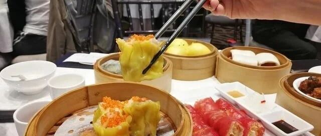 第一次去广东吃早茶，茶点不标价随便拿，等结账时，我以为眼花了