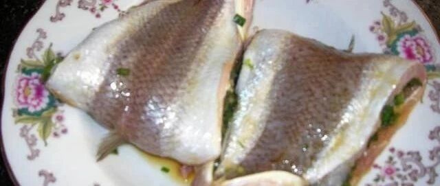 老外来中国吃饭，明明点的是饼却端上来1条鱼，服务员：没送错