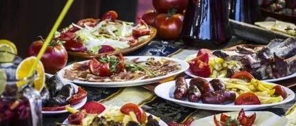 吃西餐，为啥服务员要先上一杯柠檬水，别傻乎乎喝掉，免得闹笑话