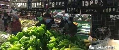 大葱白菜后，又一生活必需品“豪横”涨价，大妈大爷超市抢着买