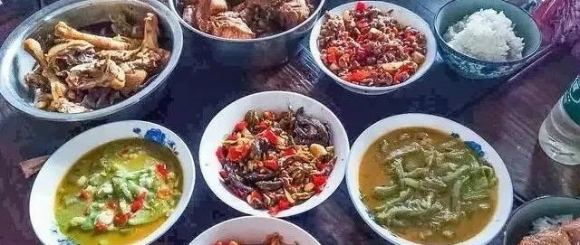 回老家探亲，1个月胖了10斤，网友：全是硬菜，胖也值了