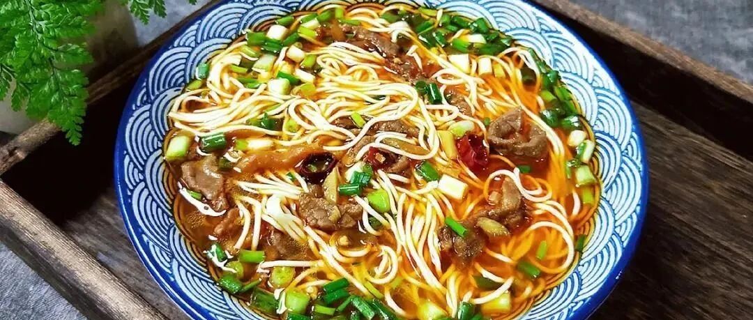 炎炎夏日就要来一碗酸辣可口的牛肉面，美味又营养！