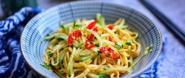 最爱这道凉拌菜，简单切一切拌一拌，清脆爽口，下酒又下饭