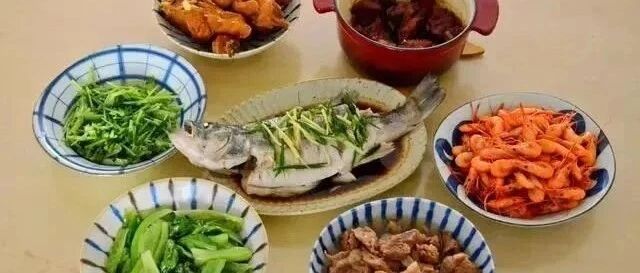 晒晒一家四口的午餐，五荤二素，个个吃到肚子撑，网友：真丰盛