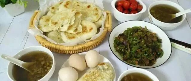 一家三口的极简午餐，营养好吃，网友：拒绝浪费接地气，真好