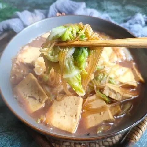 天气冷，就馋这锅“热乎菜”，三种食材一锅炖，不放肉也倍儿香