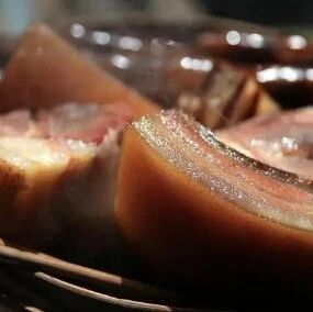 洗腊肉时，甭管用热水还是冷水，都记得加“一物”，腊肉更干净