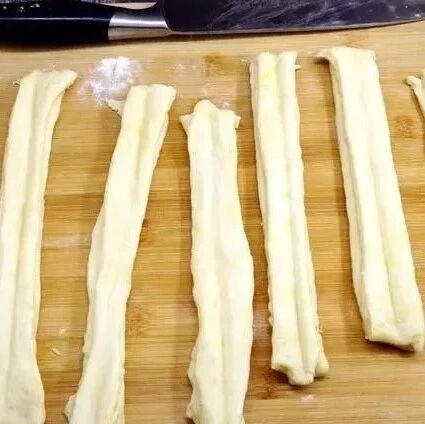 1个蛋，半斤面，教你在家做放心油条，不用泡打粉，简单还好吃