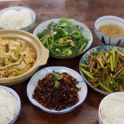 晒晒三口之家的午餐，成本不到20元，网友：太会过日子了