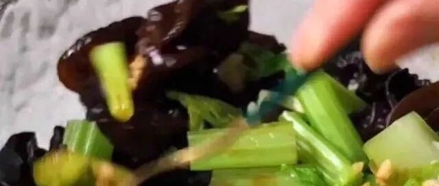 这菜是一定不能隔夜吃的，吃一回比抽烟危害大，快告诉你的家人