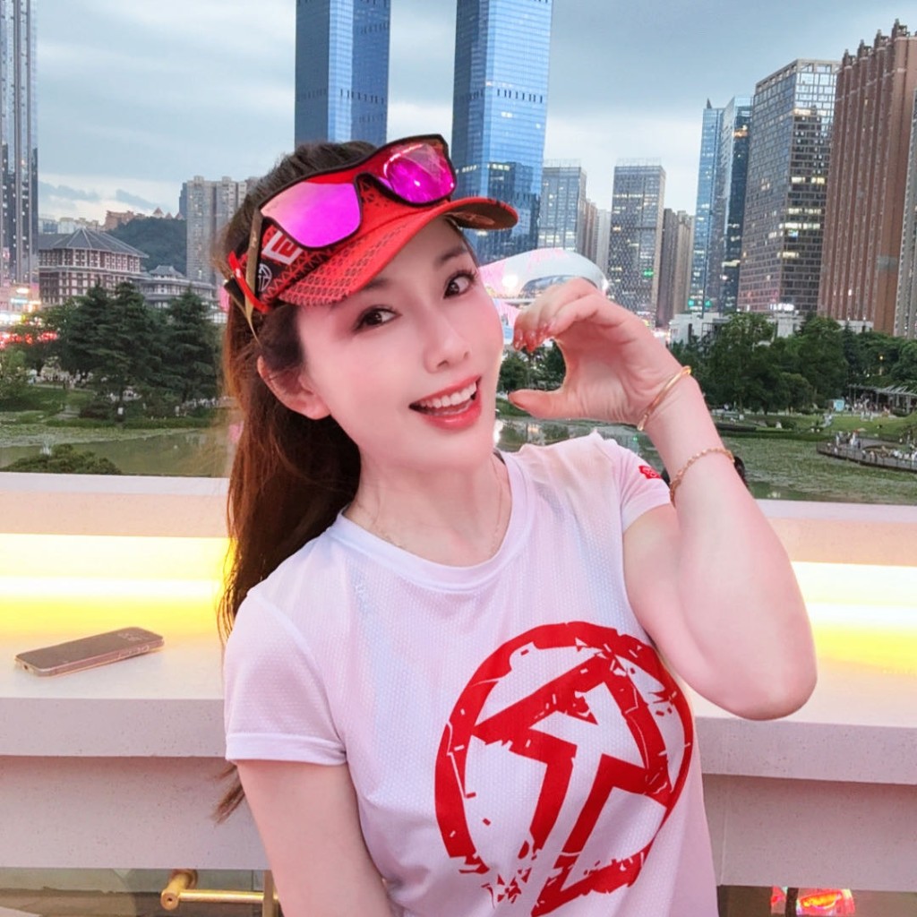 琳娜在跑步